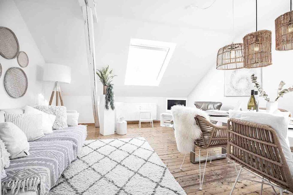 El departamento destaca por su diseño minimalista, caracterizado por tonos blancos, grises y beige.