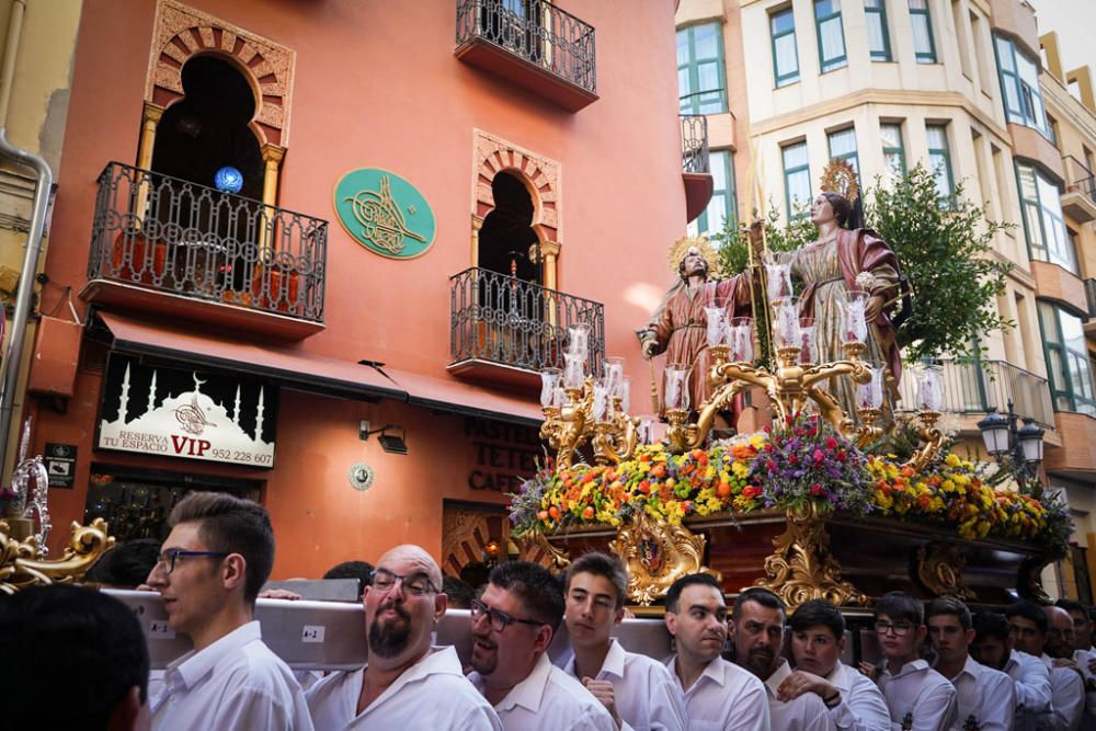 El trono con ambas imágenes ha salido del interior de la iglesia de los Mártires al ritmo de malagueñas y verdiales.