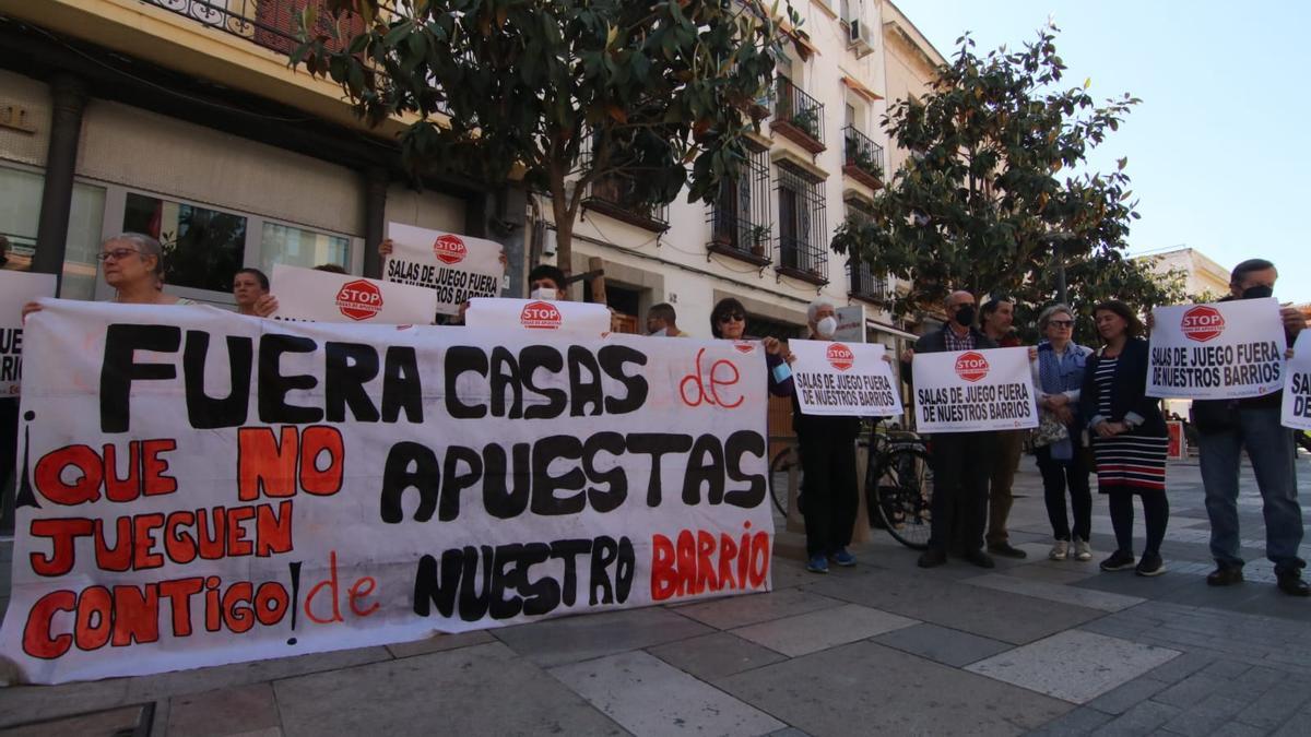 Concentración del grupo de trabajo contra las casas de apuestas frente al Ayuntamiento de Córdoba.