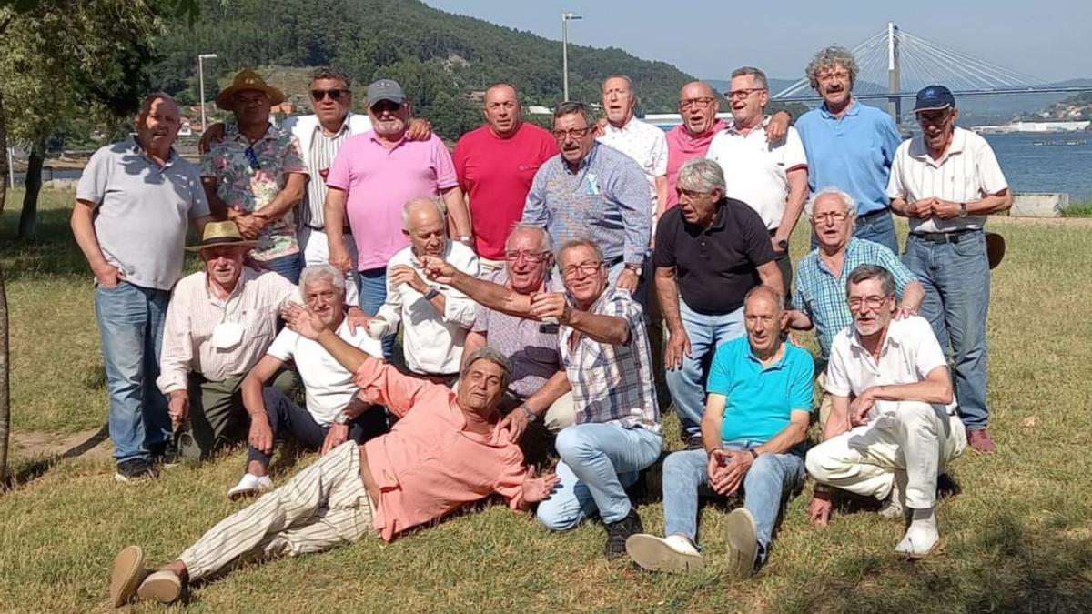 Los de la curva gregoriana. A estos romeros que veis en festiva pose vacacional los sorprendimos tras una comida en Domaio celebrando el San Benito y, aunque ya pasaron días, no quisimos haceros perder foto tan alegre. Por su felicidad gestual se entiende bien que hubieran dado buena cuenta de delicias populares como pulpo, almejas y carne ao caldeiro en la de Beni. Suelen cantar juntos en el bar de la viguesa curva de San Gregorio, que llaman “el gregoriano”, aunque no sea ese el genero cantoral que practican. Ellos saben eso de que “el dinero hace contar; la alegría hace cantar”.