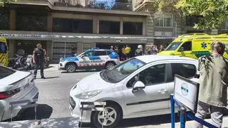 Los Mossos reducen a un hombre con un cuchillo de más de 30 cm en la calle Muntaner