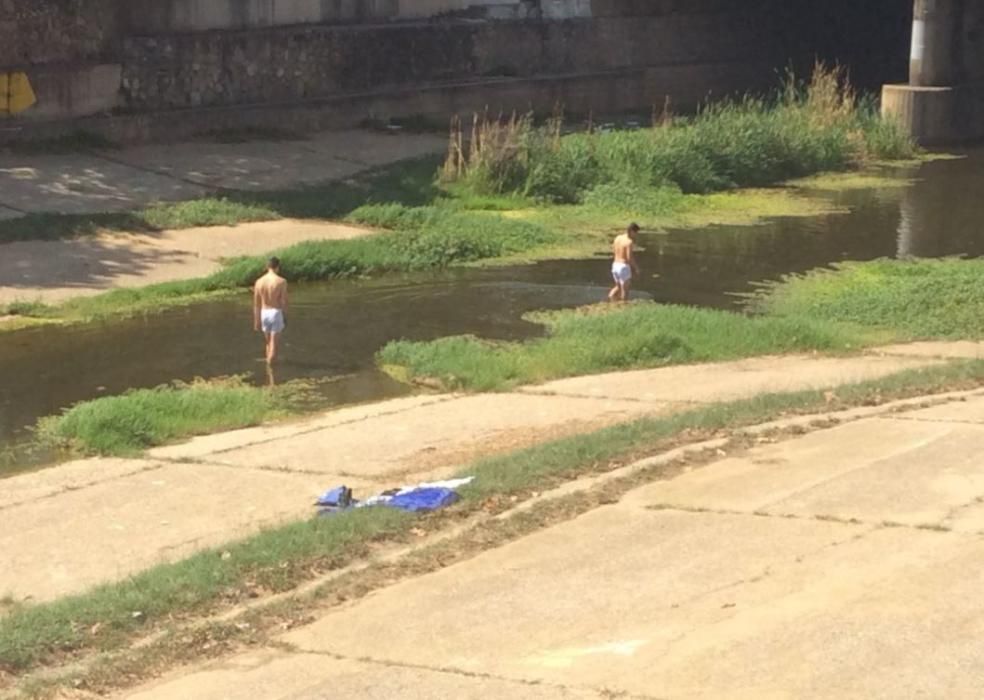 Dos joves s''han refrescat aquest dimecres a les aigües de l''Onyar al centre de Girona