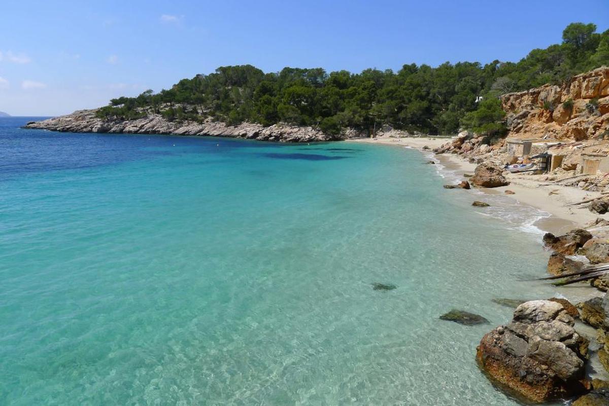 Cala Saladeta. Preciosa, para llegar hasta ella hay que pasar por unas rocas resbaladizas.