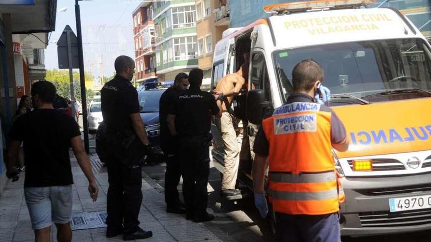 El hombre es introducido en la ambulancia tras se reducido y tranquilizado en la calle. // Noé Parga