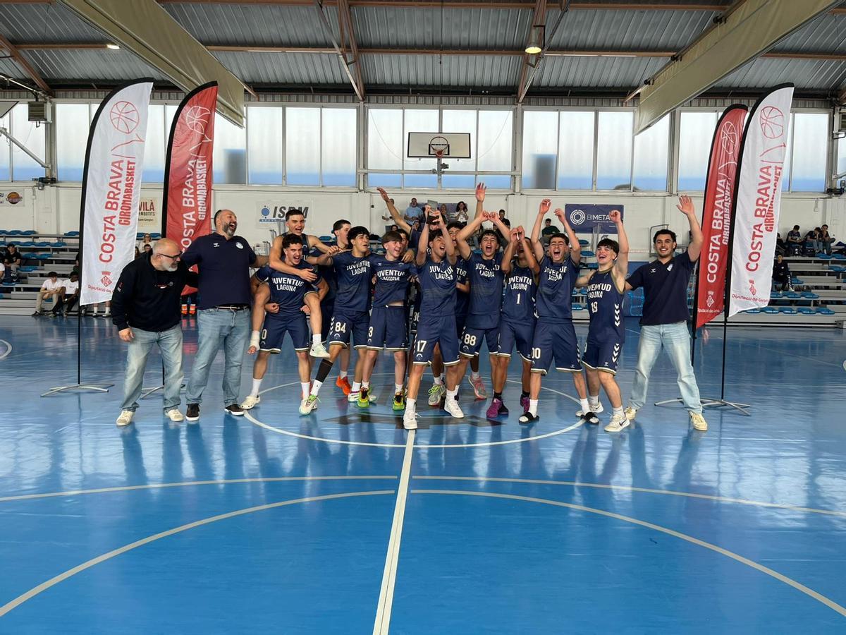 El Juventud LaLaguna, campió de l’U16, aixecant el trofeu.