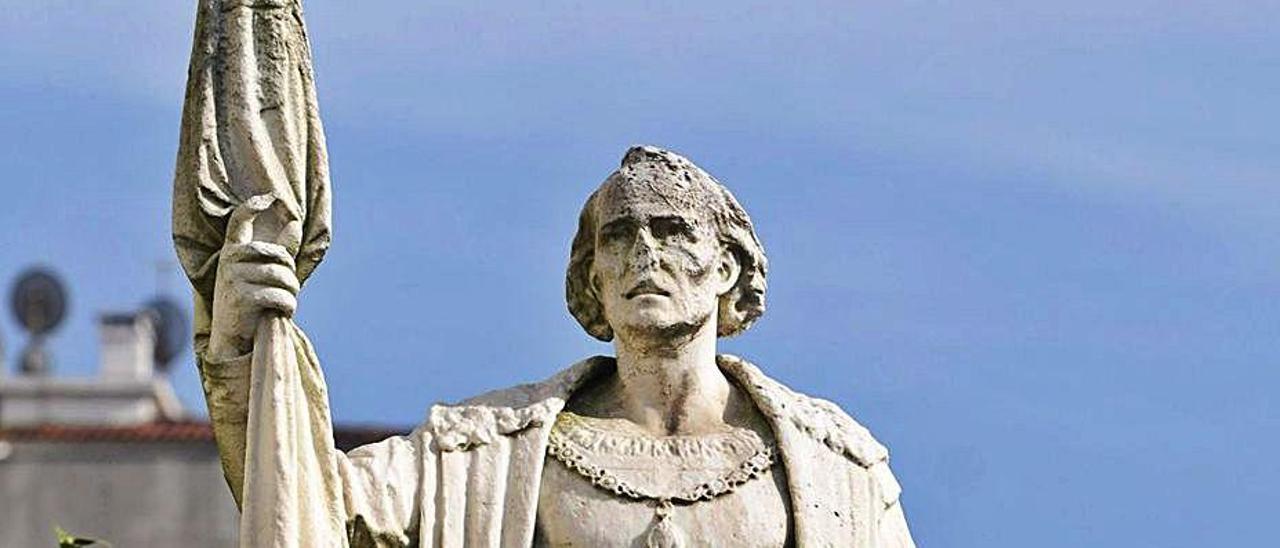 Estatua de Cristóbal Colón en la alameda de Pontevedra.