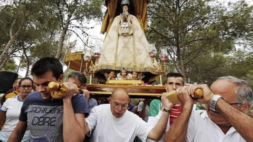 Centenares de vecinos de Aspe arropan a su patrona