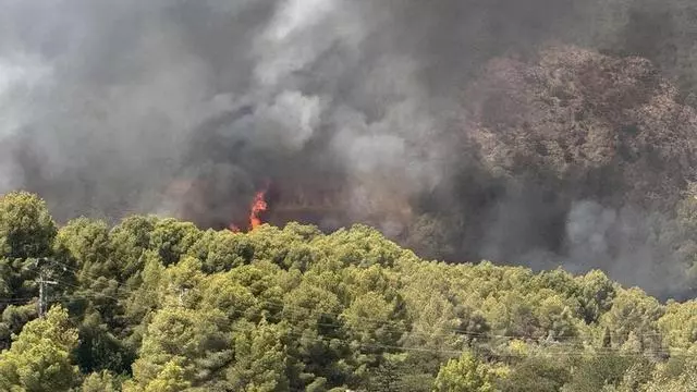 Un incendio forestal moviliza siete medios aéreos y 15 dotaciones en Polop de la Marina
