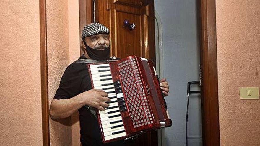 Metodi Kirilov junto a su acordeón en la puerta de casa.