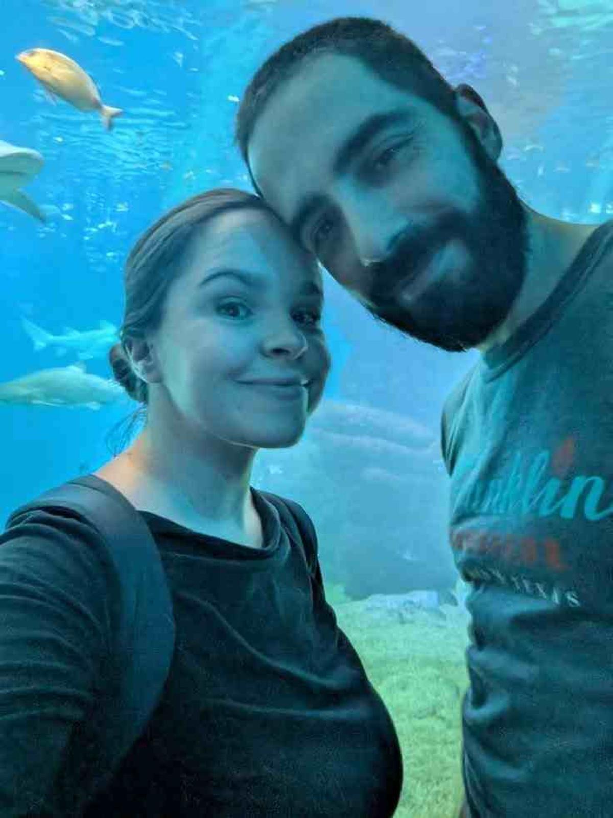La pareja posa ante el tanque donde celebrarán su unión matrimonial.