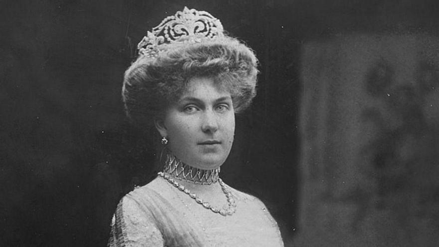 La Reina Letizia, con los botones de brillantes y el collar de chatones. Debajo con la tiara de las  lises; y las  pulseras gemelas Cartier. | lne