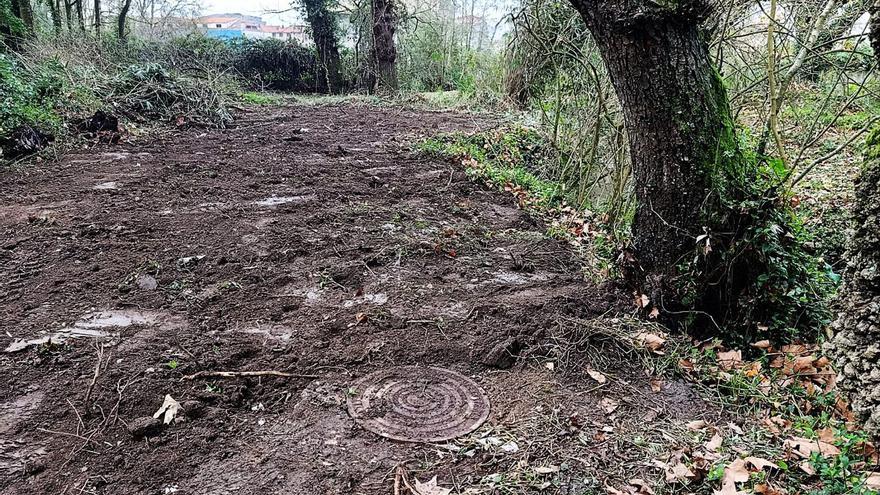 Operarios instalando parte de la tubería deteriorada. |  G.Núñez