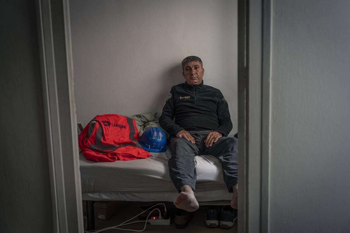 Izzet, en su habitación. Es el único que no comparte cuarto.