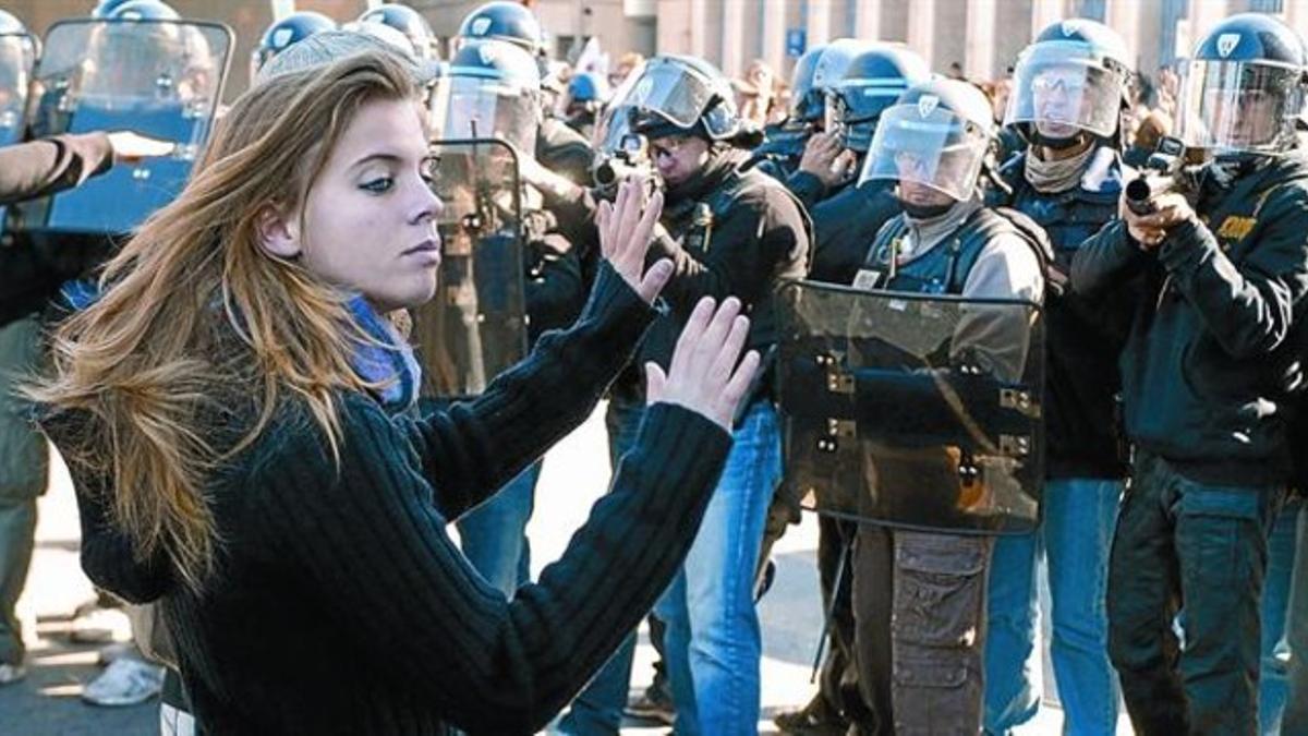 Una estudiante planta cara a un cordón policial, ayer en Lyón.