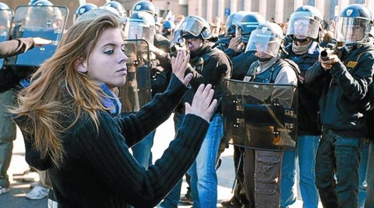 Una estudiant planta cara a un cordó policial,ahir a Lió. Una estudiant planta cara a un cordó policial,ahir a Lió.