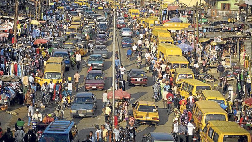 Lagos, capital de Nigeria, alberga a más de trece millones de personas.