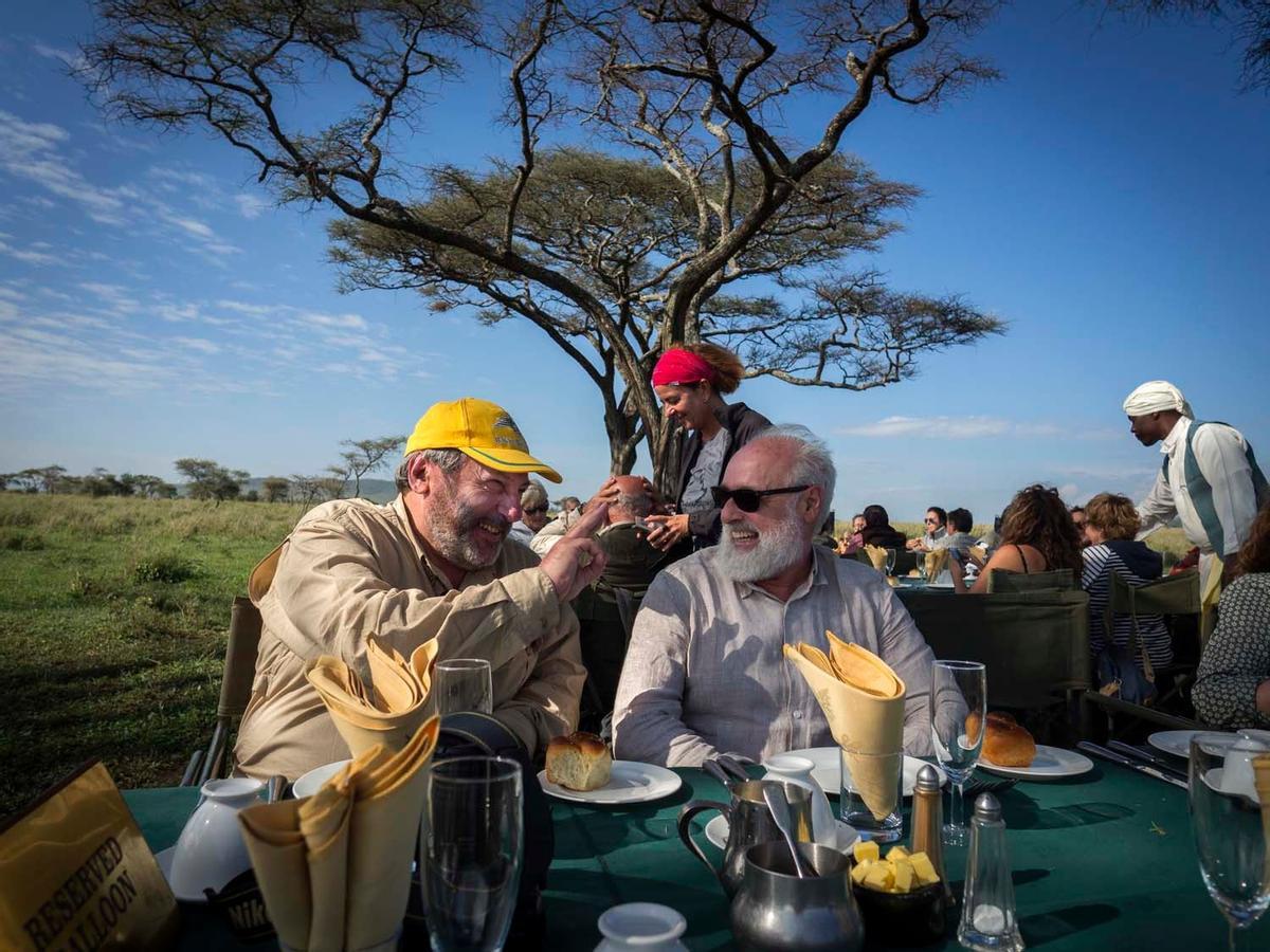 Almuerzo en el Parque Nacional Serengeti Almuerzo en el Parque Nacional Serengeti