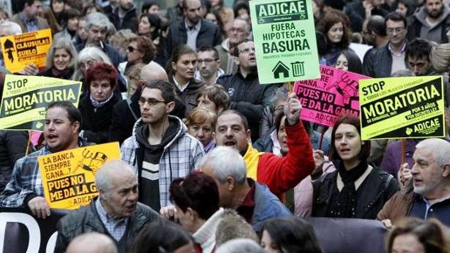 Una manifestación en Vigo contra los &quot;abusos&quot; bancarios.  // J. Lores