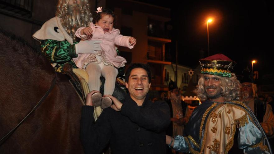 Los tres magos inundan de ilusión las calles de Cieza