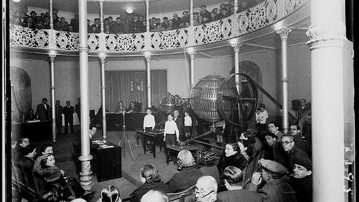 Celebración del primer sorteo de Navidad en el restaurante Lyon d'Or, en la Rambla de Barcelona, el 22 de diciembre de 1937.