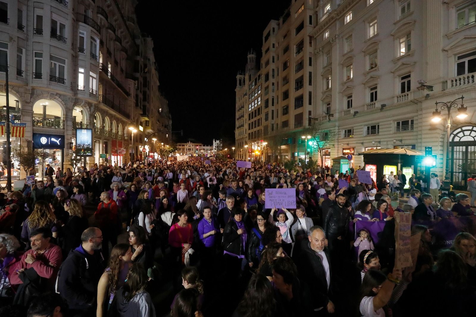 La manifestación de la Coordinadora Feminista de València para celebrar el 8 M