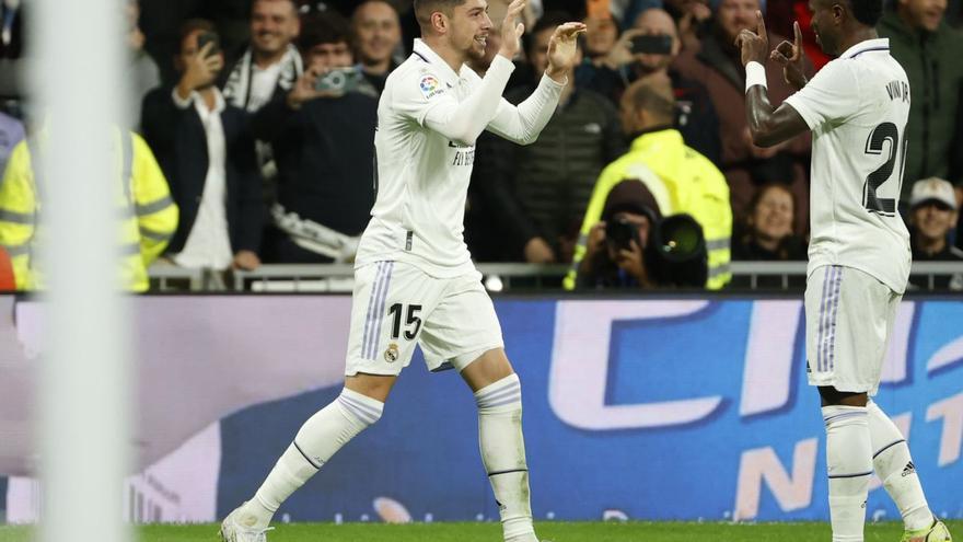 Valverde y Vinicius celebran el tercer gol. |  // EFE