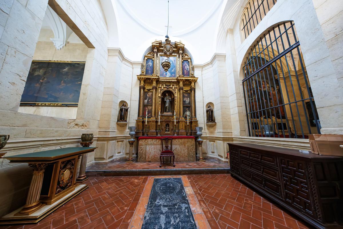Capilla lateral en Córdoba, España con retablo barroco y losa funeraria