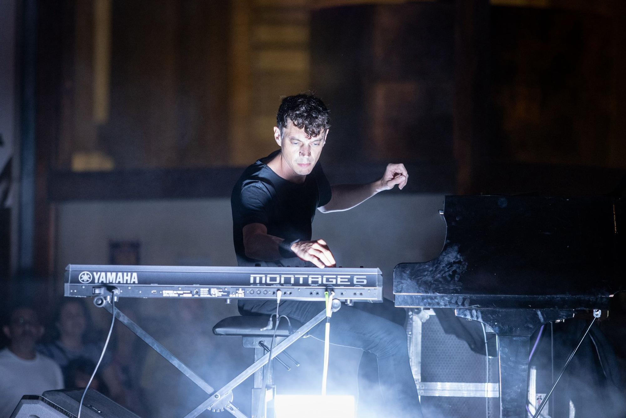En imágenes | Espectáculo sonoro y visual al aire libre en el Auditorio de Zaragoza del pianista Francesco Tristano