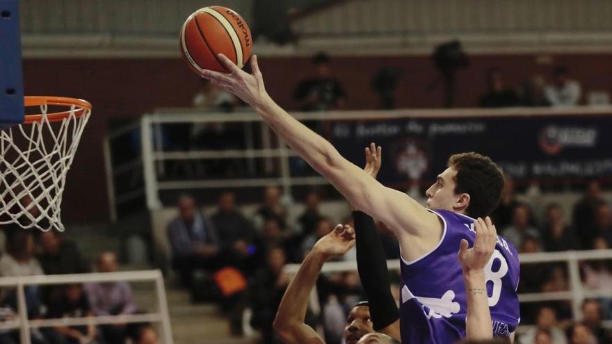 Álex Reyes en el partido del OCB ante el Leyma Coruña