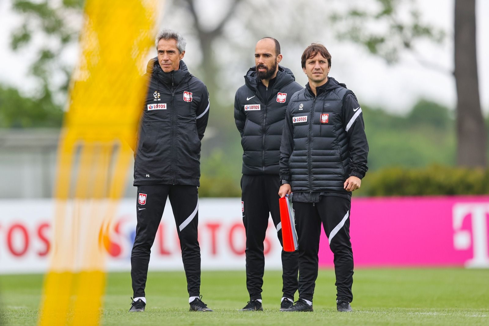 Víctor Sánchez (derecha) es el segundo entrenador de la selección polaca