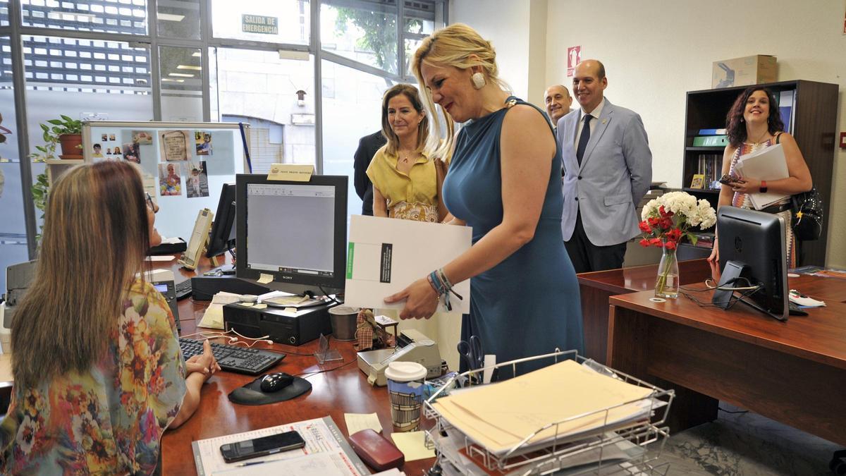 La consejera de Hacienda, Elena Manzano, registra en la Asamblea los Presupuestos de Extremadura para 2026