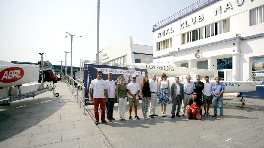 Las autoridades y los miembros del equipo mundialista de J70, en el Náutico de Vigo.