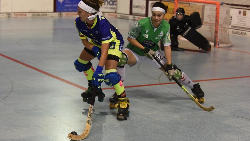 Helena de Sivatte (esquerra), durant un partit contra el Deportivo Liceo