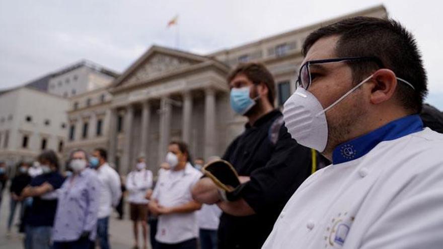 Los chefs se plantan ante el Congreso para exigir diálogo en la reapertura de sus locales