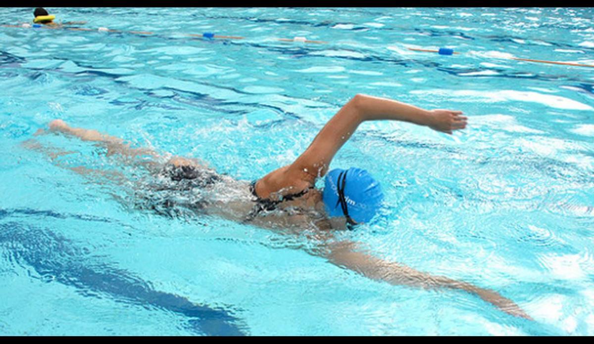 Hay quienes se decantan por la natación, uno de los deportes más completos que existen y que es una magnífica forma de perder peso.