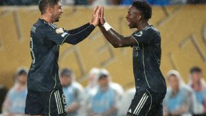 Vinícius Jr celebra con Fede Valverde uno de los goles en el Real Madrid-RB Salzburg del Mundial de Clubes 2025