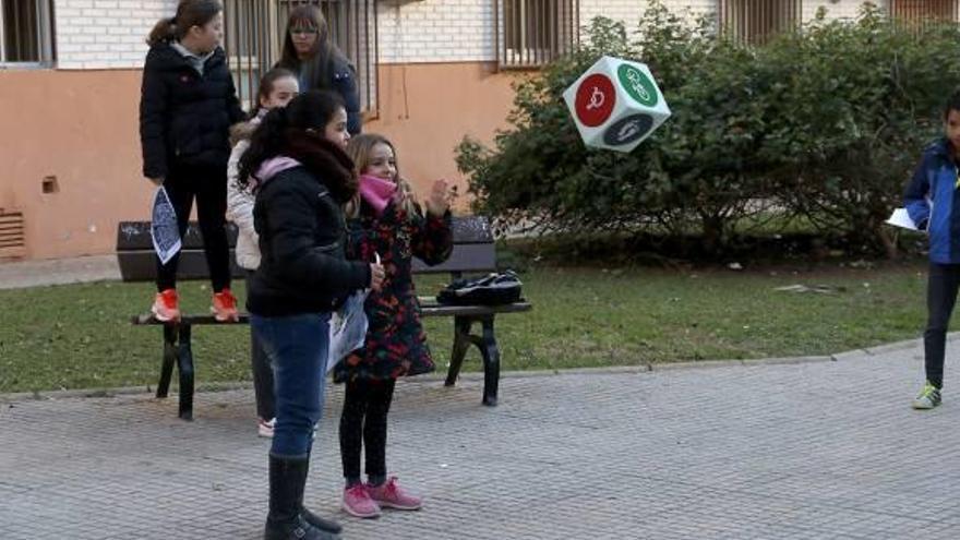 Los niños en un punto del camino al centro escolar.