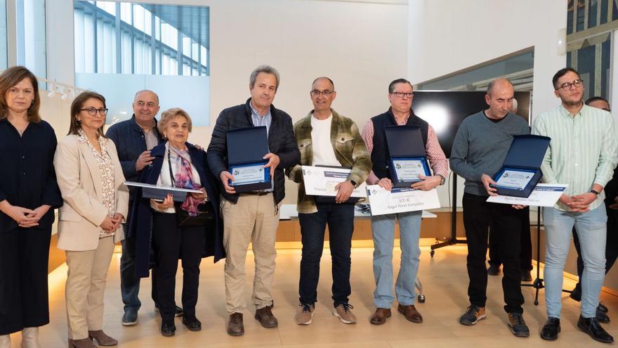 Los galardonados con los premios del certamen y autoridades en la recogida de los reconocimientos. |