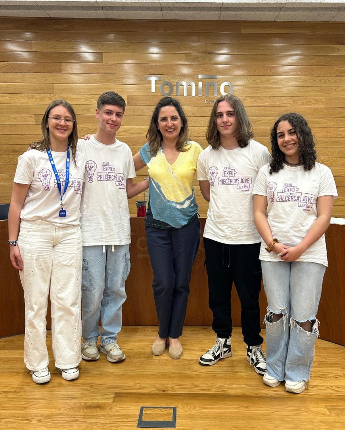 Los jóvenes premiados, junto a la alcaldesa de Tomiño.