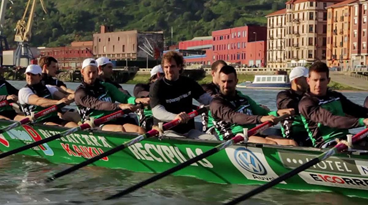 Roger Grimau s’entrena amb el Kaiku Ambilamp per promocionar la primera prova de la Lliga de traineres, que se celebrarà a la platja de Sant Sebastià.