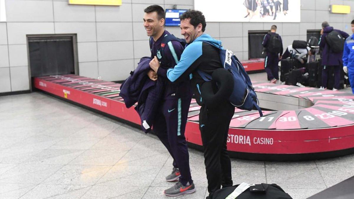 Sergio Lozano y Chicho Ibáñez (segundo entrenador de Inter), en el aeropuerto de Almaty