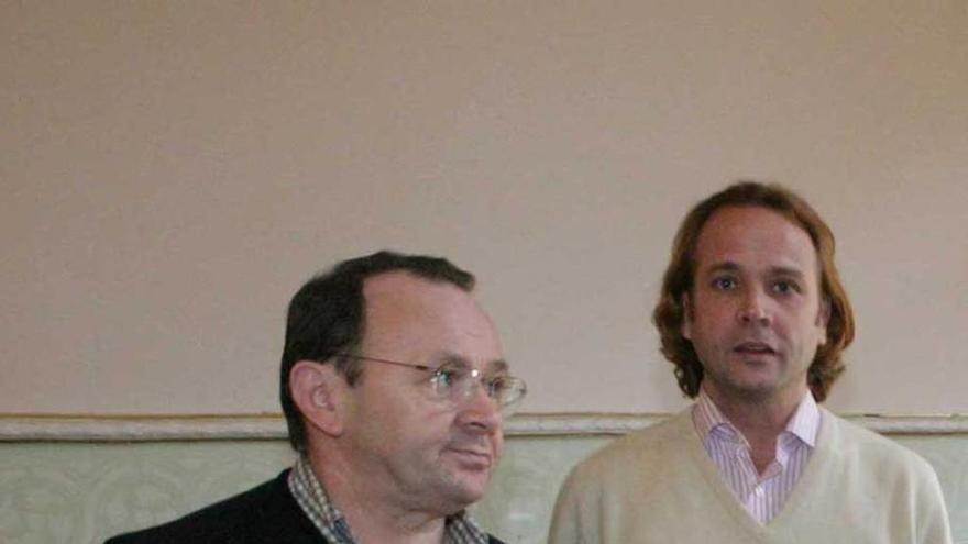 Por la izquierda, Anselmo Julio Carrera, &quot;Chemo&quot;, y Juan Carlos Naya, durante el rodaje de una película en 2003.