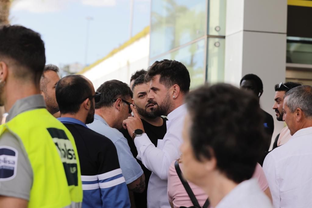 Los taxistas bloquean el aeropuerto de Palma tras un incidente con conductores de microbuses