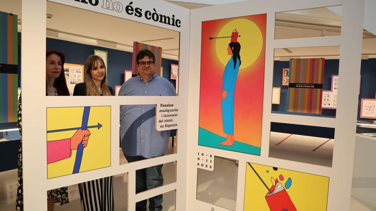 Noelia Ibarra, Blanca de la Torre y Álvaro Pons, este viernes, en la exposición 'Eso no es cómic'.