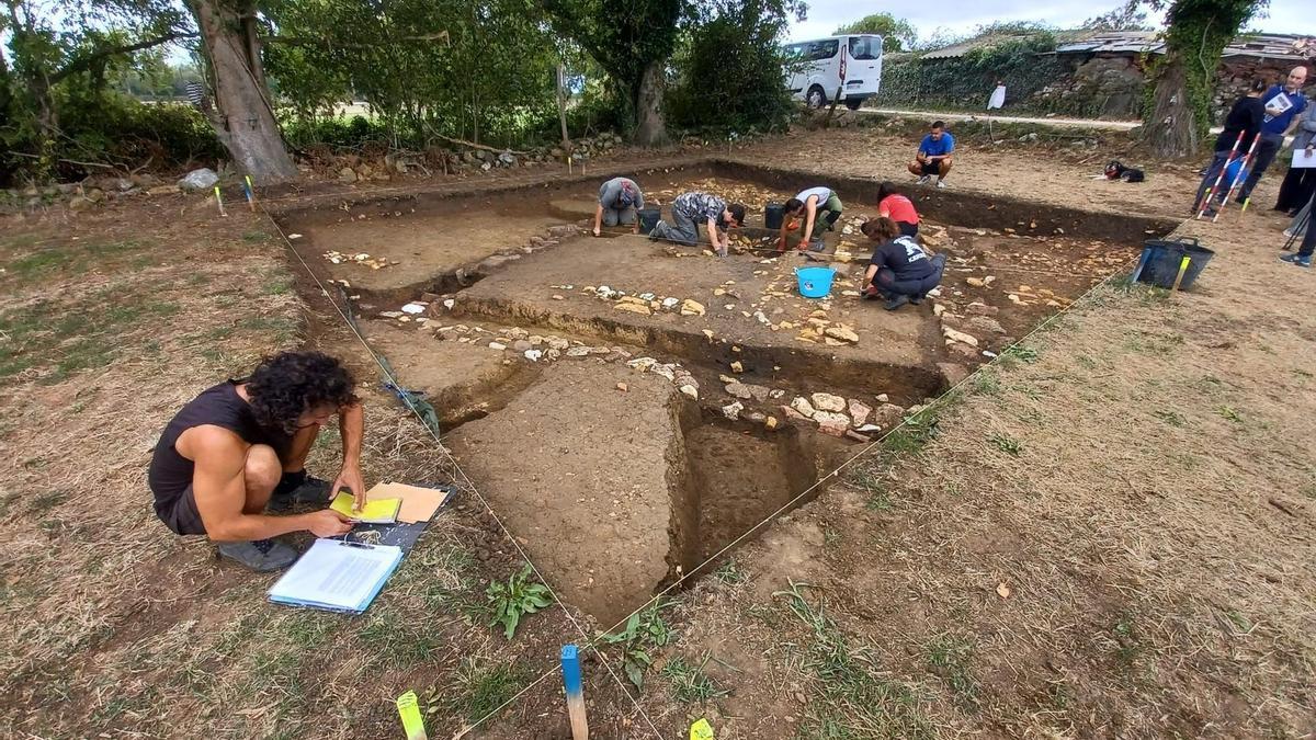 Un momentu de les escavaciones nel Lucus Asturum, en Llugo (Llanera), el branu pasáu .