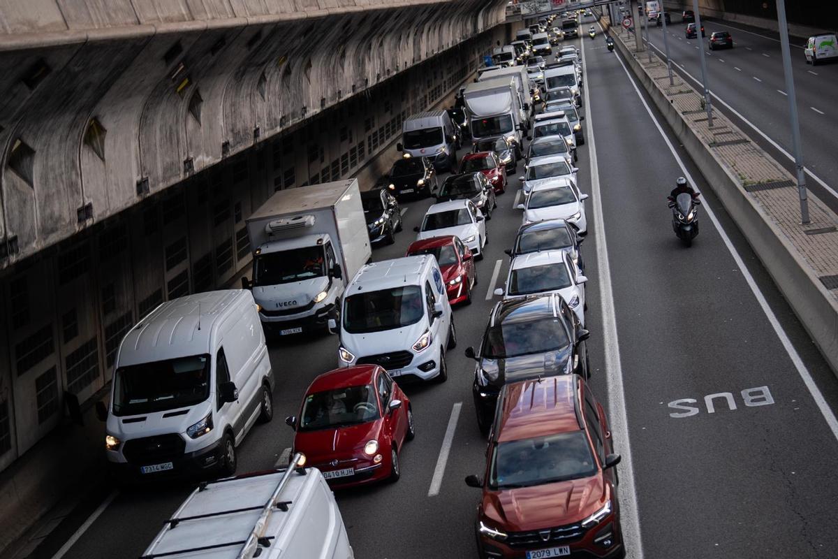 Tráfico intenso a la entrada de Barcelona por la Gran Via, cerca de Glòries