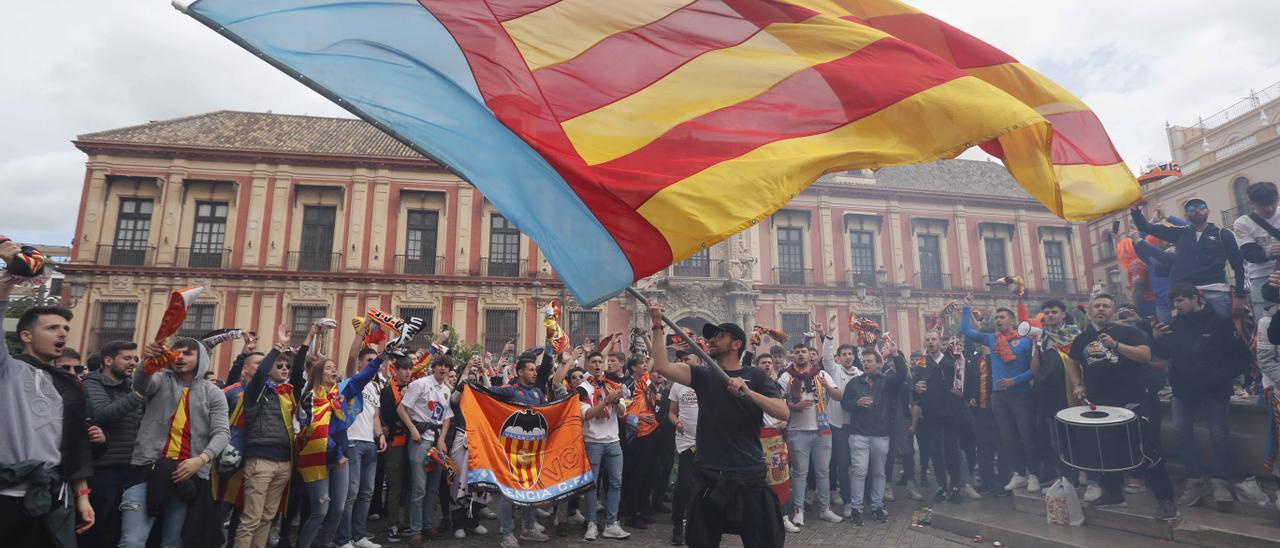 La afición del Valencia CF vibró y sufrió con sus ídolos en Valencia y en Sevilla