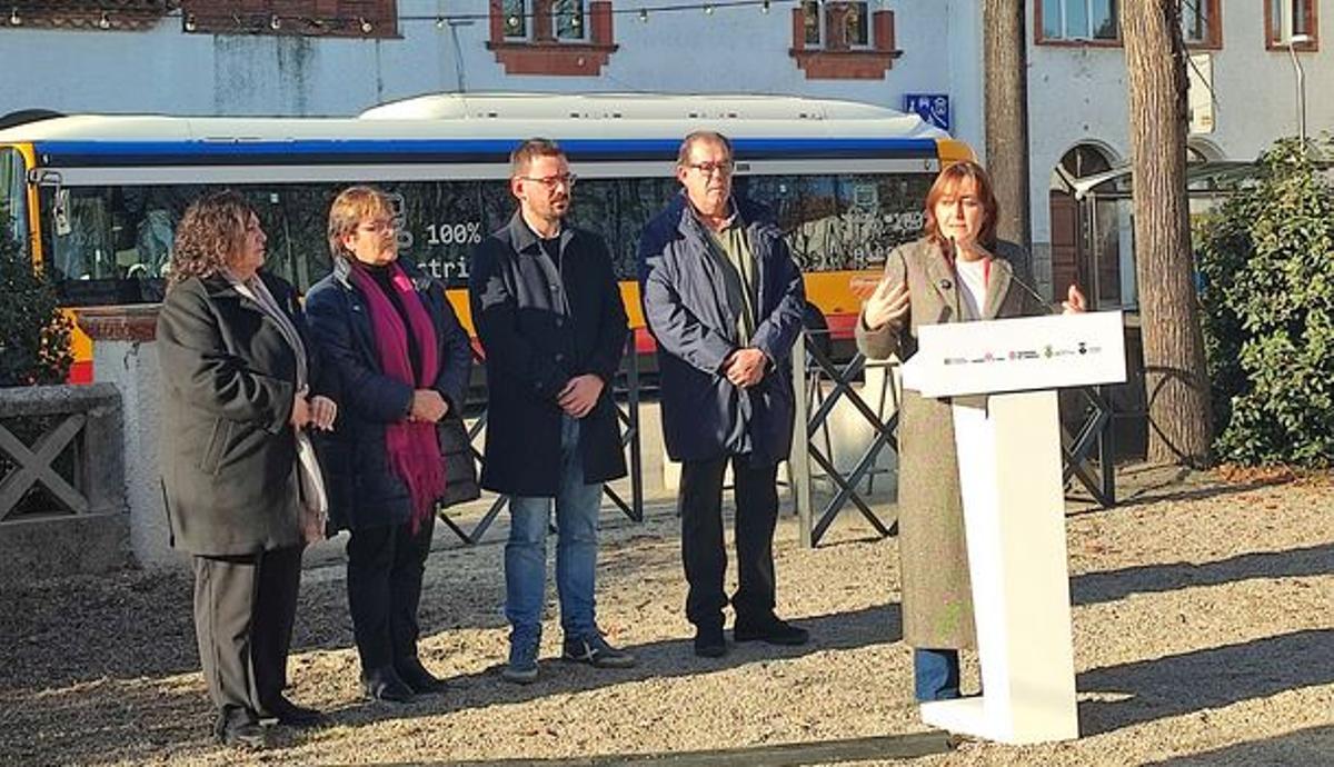 Sílvia paneque durant la seva intercenció amb les alcaldesses i alcaldes darrere.