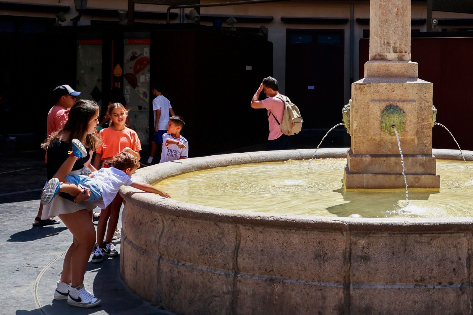 València busca cobijo contra el calor en la playa y las plazas