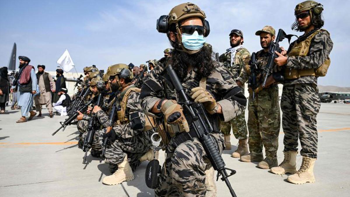 Los talibanes celebran con disparos al aire la salida de EEUU de Afganistán